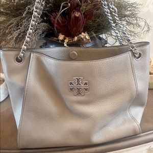 Beautiful like new Tory Burch purse. Only carried once